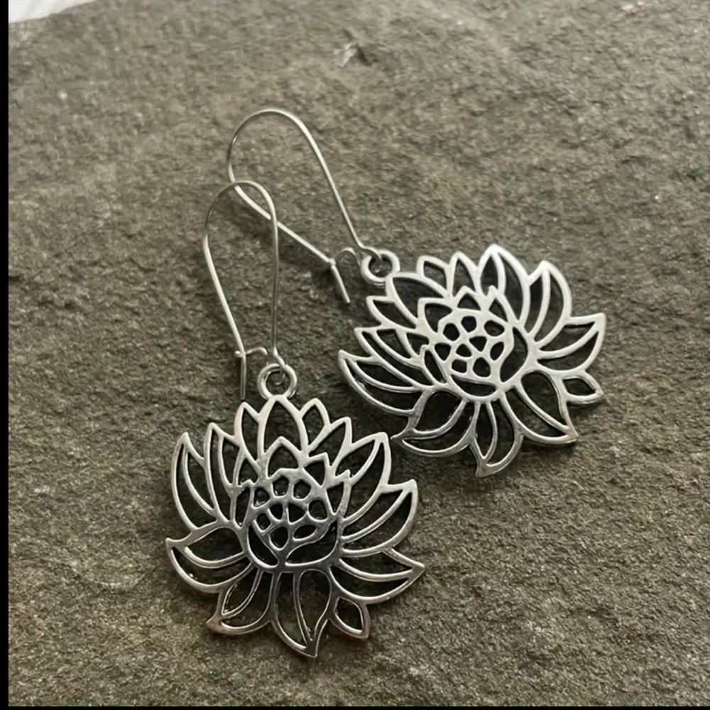 🪷Antique Silver Filigree style lotus drop earrings